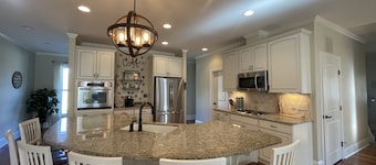 Modern farm Home Close to Jordan lake and Downtown apex