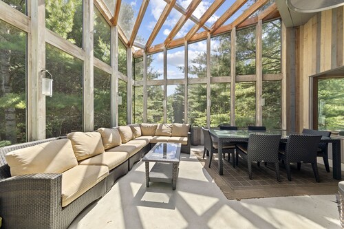Luxury Blue Chalet with Hottub and Sauna 7000sqf of living space. Eco Friendly 