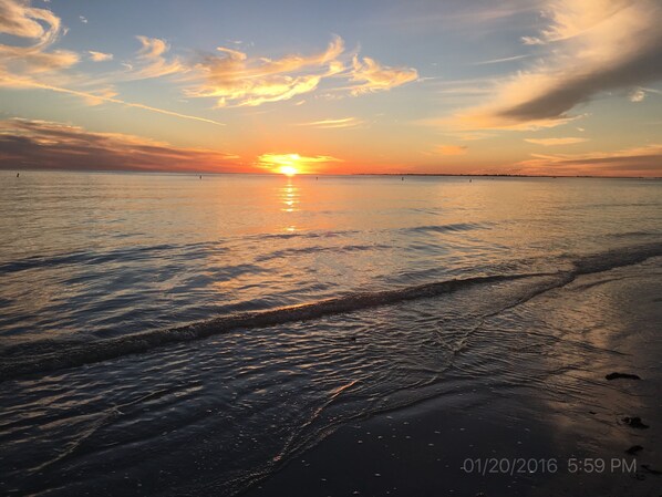 ビーチの近く、サンラウンジャー、ビーチタオル
