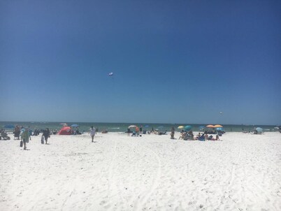 SUMMER SALE - 1 BLOCK FROM THE BEACH - SLEEPS 8 - FREE WINE!