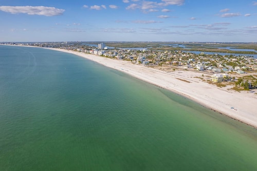 WINTER SALE - 1 BLOCK FROM THE BEACH - SLEEPS 8 - FREE WINE!