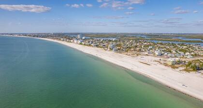 WINTER SALE - 1 BLOCK FROM THE BEACH - SLEEPS 8 - FREE WINE!