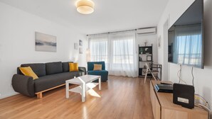 Leilighet – city, 1 soverom, balkong, byutsikt | Oppholdsrom | En 140-centimeters LED-TV med digitale kanaler samt TV og TV-spill