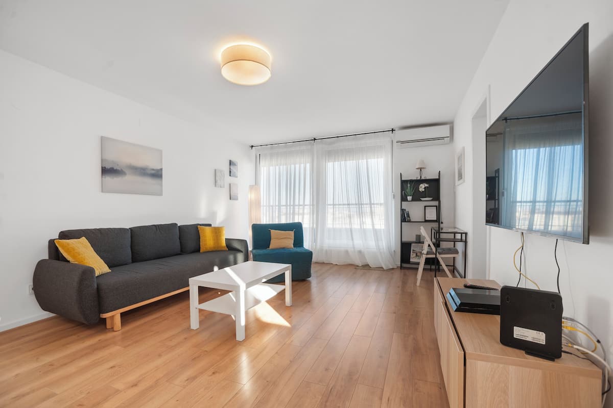 Lägenhet City - 1 sovrum - balkong - utsikt mot staden | Vardagsrum | 140-centimeters LED-tv med digitalkanaler, tv och en tv-spelskonsol