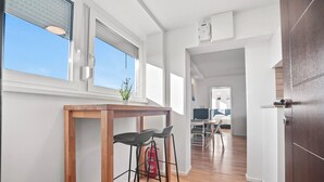 Leilighet – city, 1 soverom, balkong, byutsikt | Spisestue