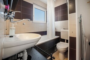 Departamento urbano, 1 habitación, balcón, vista a la ciudad | Baño | Tina, amenidades de baño gratuitas, secadora de cabello, toallas 