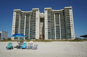 On the beach - Slice of paradise in the heart of North Myrtle Beach! (North Myrtle Beach)