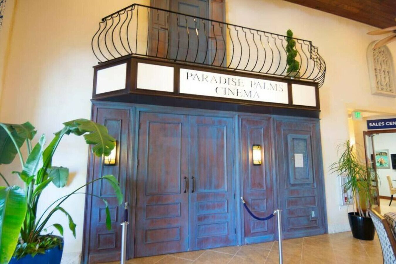 Ein Kinoeingang mit einem Schild, auf dem "Paradise Palms Cinema" steht.