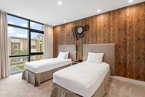 5 Schlafzimmer, Schreibtisch, Bügeleisen/Bügelbrett, WLAN