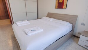 2 bedrooms, free WiFi, bed sheets - Vista Lago Apartment (Sirmione)
