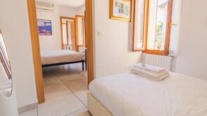 2 chambres, fer et planche à repasser, Wi-Fi gratuit, draps fournis