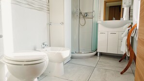 Douche, articles de toilette gratuits, sĂšche-cheveux, bidet