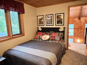 3 bedrooms, desk, iron/ironing board, travel cot