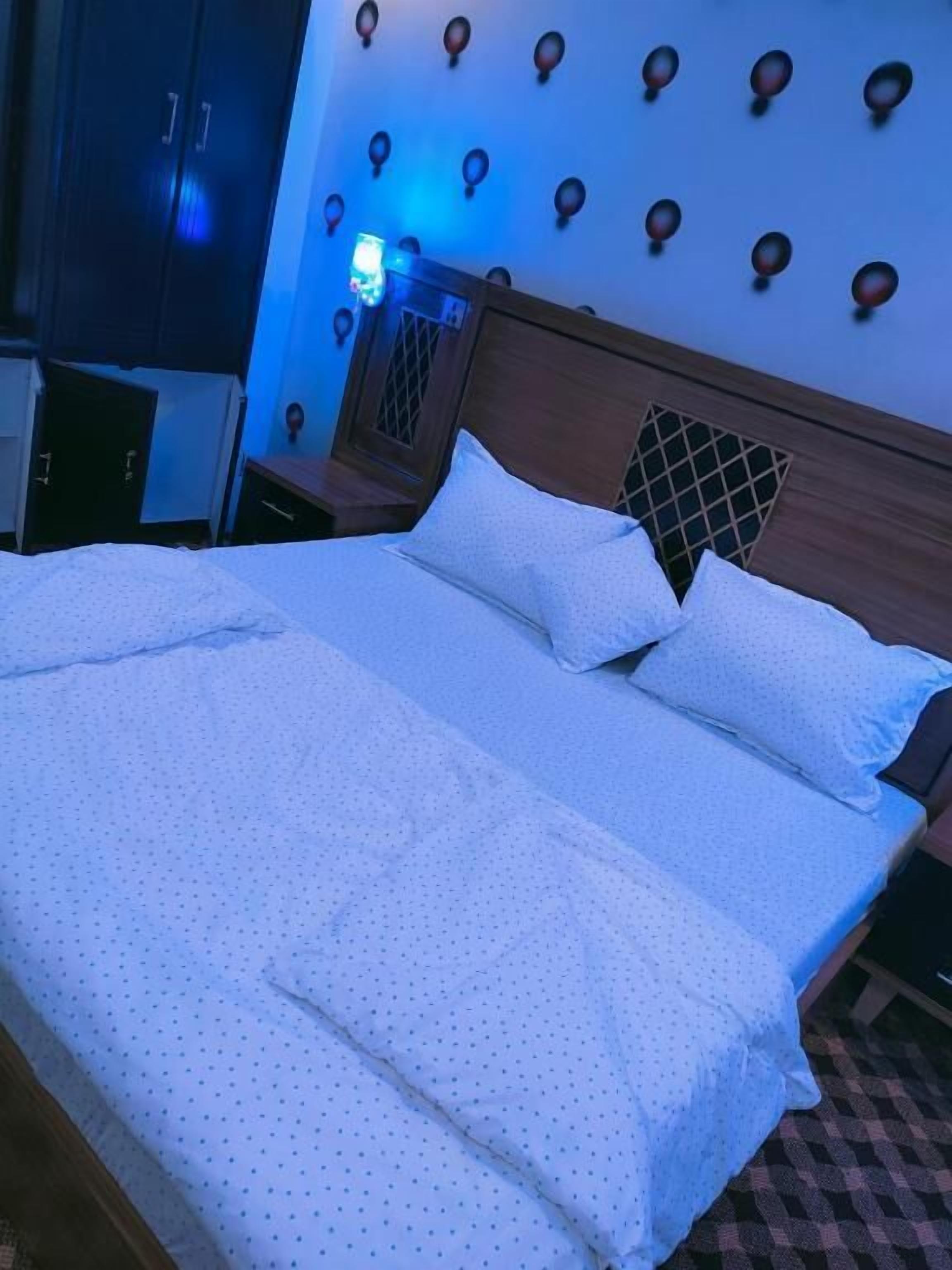 Deluxe Double or Twin Room | Iron/ironing board, free WiFi