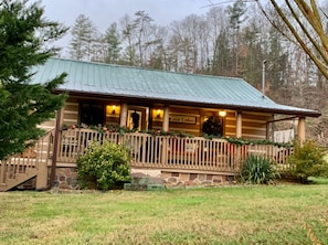 Exterior - Hidden Gem, Private Retreat, Game Haven, Soothing Spa, Cozy Bonfire, Yard Games (Sevierville)
