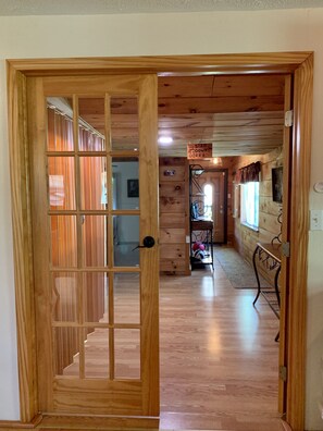 Interior - Hidden Gem, Private Retreat, Game Haven, Soothing Spa, Cozy Bonfire, Yard Games (Sevierville)