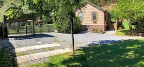 Property grounds - Hidden Gem, Private Retreat, Game Haven, Soothing Spa, Cozy Bonfire, Yard Games (Sevierville)