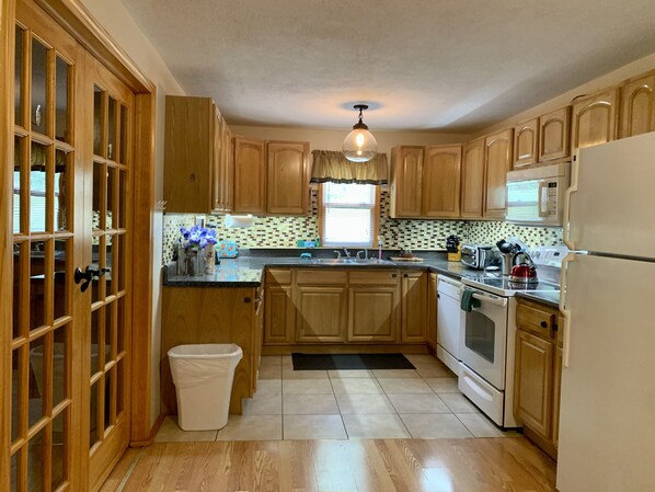 Fridge, microwave, oven, stovetop - Hidden Gem, Private Retreat, Game Haven, Soothing Spa, Cozy Bonfire, Yard Games (Sevierville)