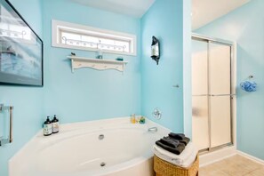 Ensemble douche/baignoire, sèche-cheveux, serviettes fournies, savon