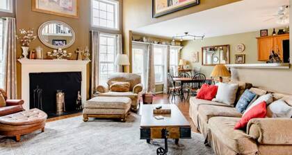 Near Highways and a 20 Min Drive to Louisville's Main Attractions