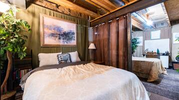 6 soverom, skrivebord, strykejern/-brett og reiseseng for barn