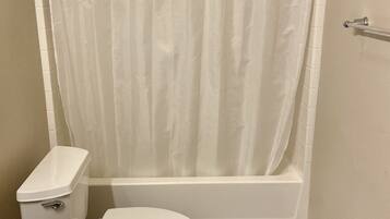 Combined shower/tub, towels