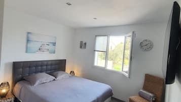 4 habitaciones, tabla de planchar con plancha y cuna de viaje