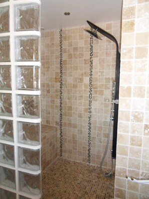 Bathtub, hair dryer, towels - 4 bedroom villa in istres (ISTRES)