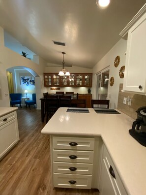 Fridge, microwave, oven, stovetop - 3 Master Suites Jacuzzi Pool Home w Casita Large Yard RV Boat parking Firept Pet (Lake Havasu City)