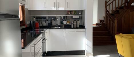 Een koelkast, een oven, een kookplaat, een waterkoker