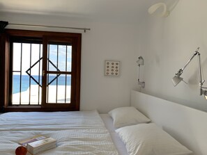 2 slaapkamers, een bureau, een strijkplank/strijkijzer, wifi