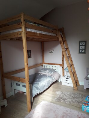 5 bedrooms, desk, free WiFi, bed sheets
