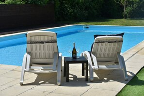 Een buitenzwembad en een verwarmd zwembad