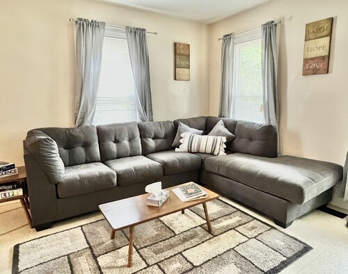 Quaint 2 bedroom apartment. 5 minute walk to down town Close to local bike trail