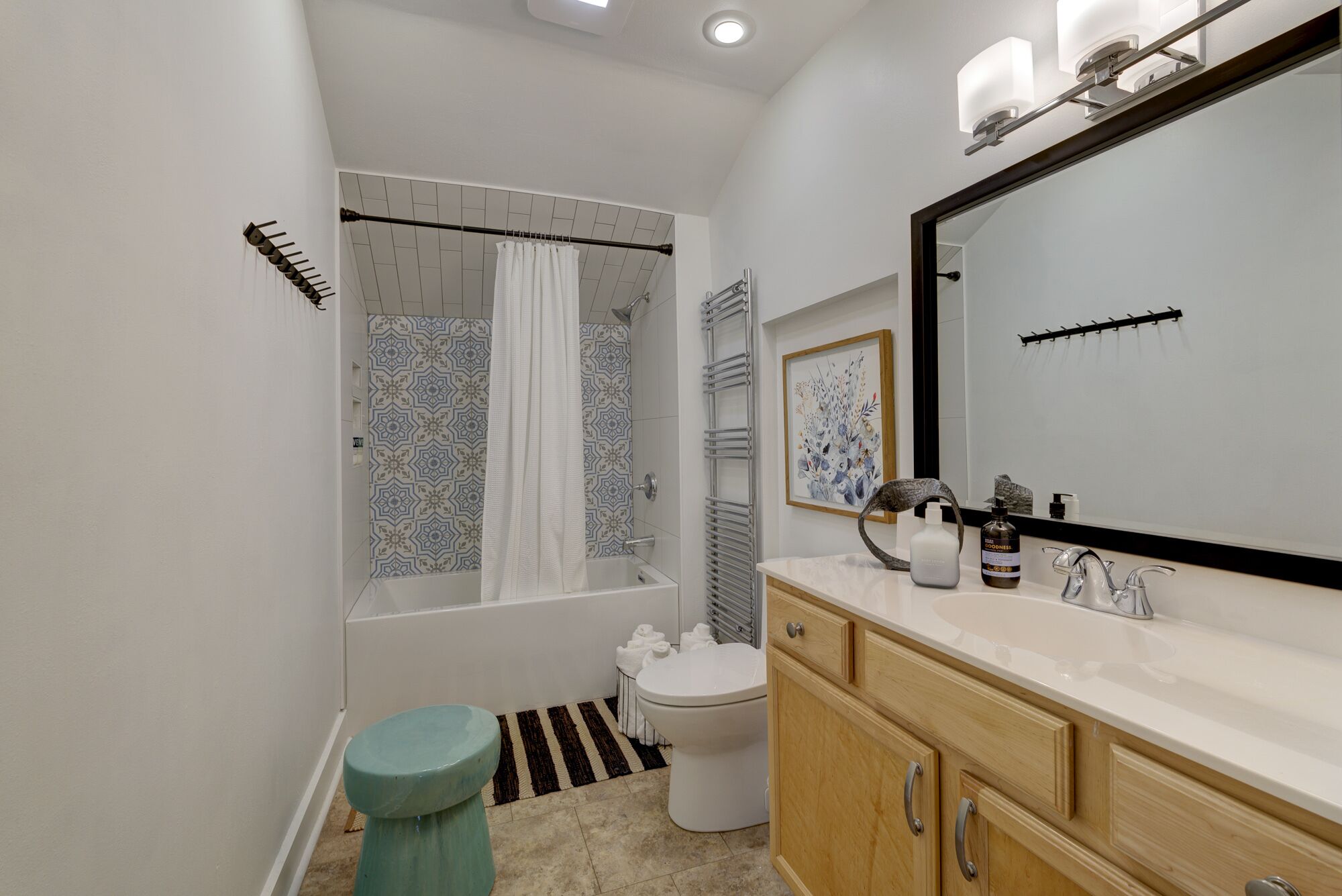 Duschwanne, Haartrockner, Handtücher, Seife