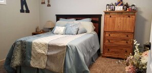 4 slaapkamers, een bureau, een strijkplank/strijkijzer, wifi