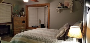 4 bedrooms, desk, iron/ironing board, WiFi