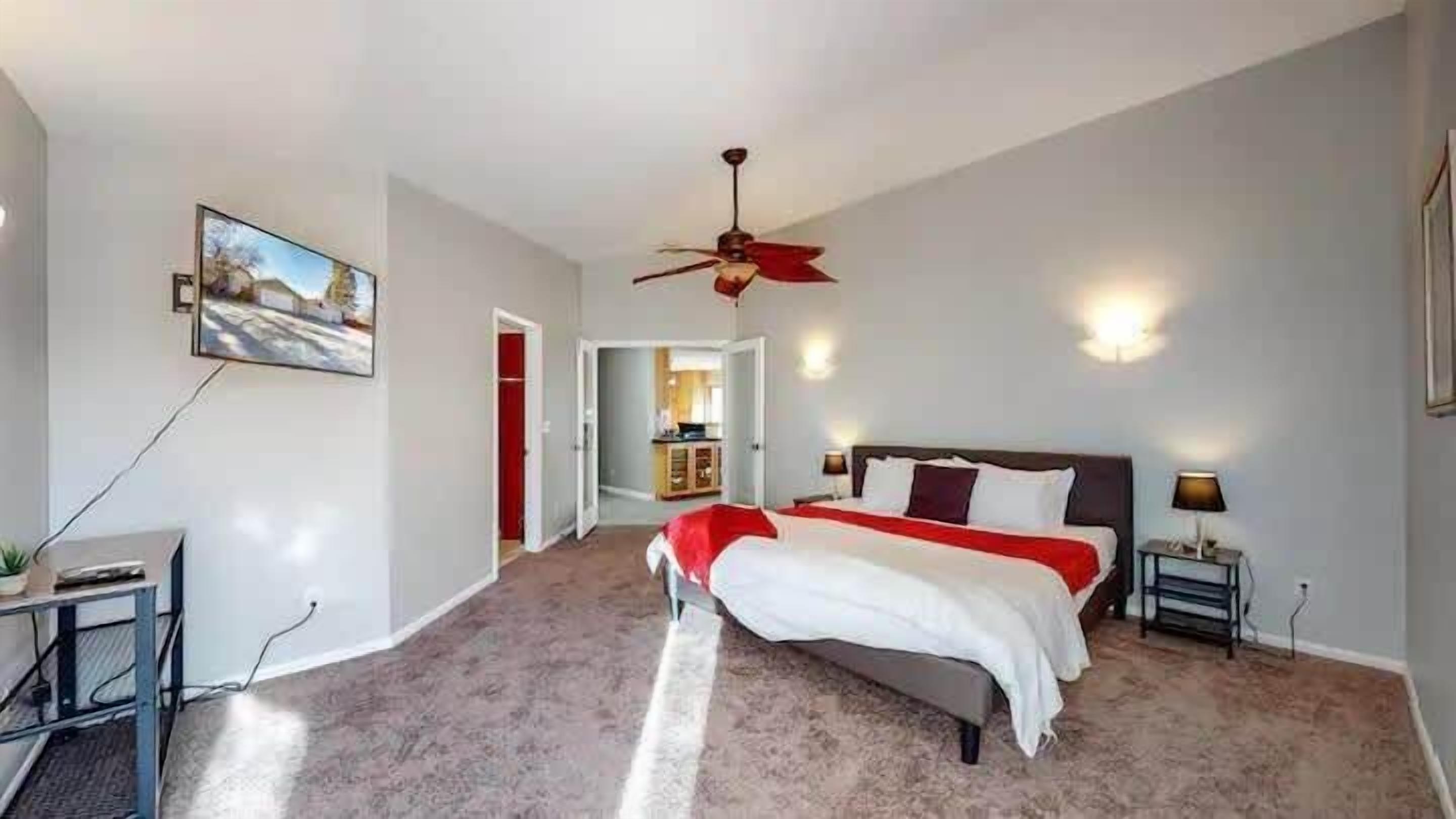 6 Schlafzimmer, Schreibtisch, Bügeleisen/Bügelbrett, Reisekinderbett
