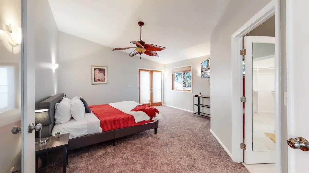 6 bedrooms, desk, iron/ironing board, travel cot