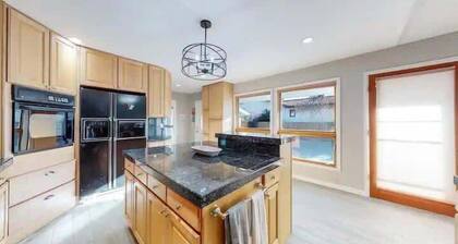 Spacious 6BR Home with Hot Tub, Hammocks and Firepit