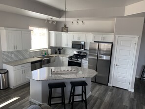 ثلاجة، ميكروويف، فرن، موقد طهي مسطح