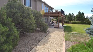 Un immeuble r ésidentiel doté d’un patio couvert, d’un chemin de gravier et d’une pelouse bien entretenue.