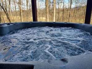 Outdoor spa tub - Cozy cabin in private gated community with Hot Tub! (Nebo)