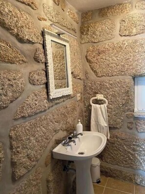 Dusche, Bidet, Handtücher, Seife