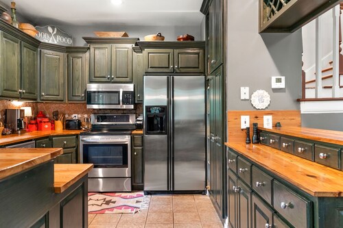 Cozy getaway in Cartersville and near Lakepoint Sports 