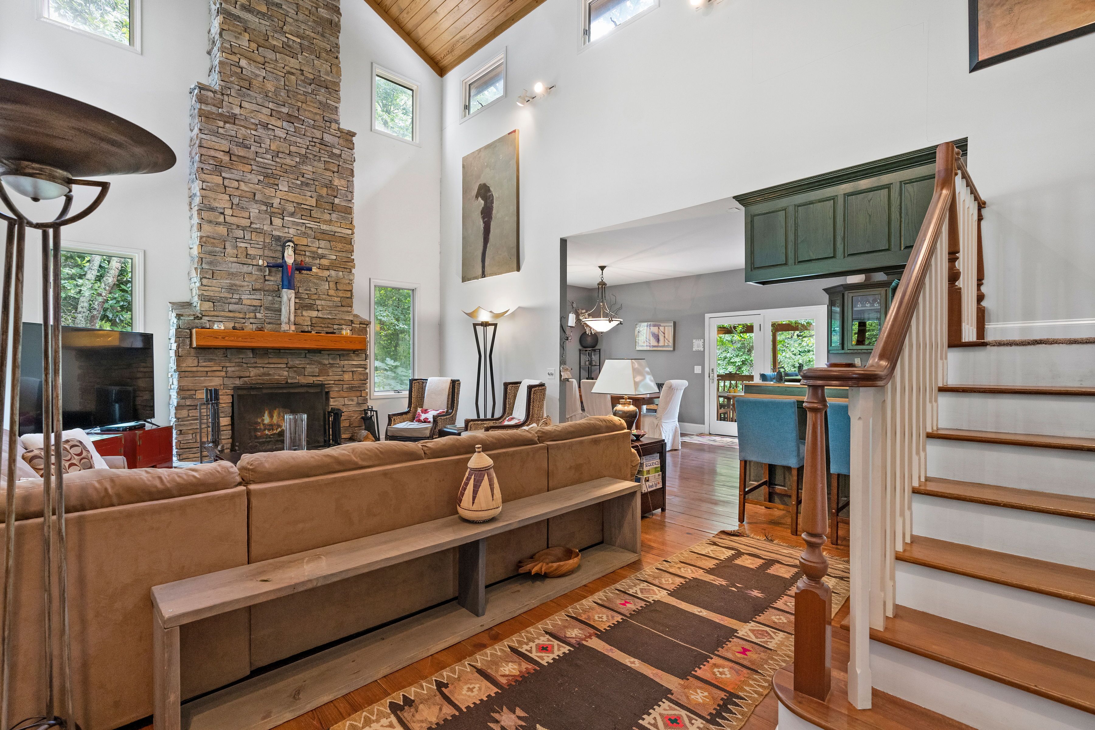 TV connectée, cheminée, jeux vidéo, lecteur de DVD