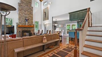 TV connectée, cheminée, jeux vidéo, lecteur de DVD