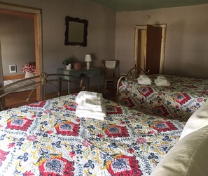 3 bedrooms, desk, iron/ironing board, free WiFi - Historic Daems and Corbett House (Virginia City)