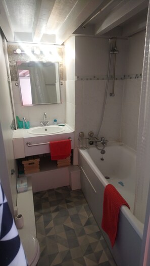 Bathtub, soap, toilet paper - Apartment Vieux Lyon (Lyon)
