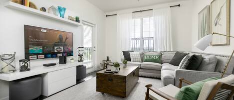 Smart TV, videogiochi, tavolo da calcetto, tavolo da ping pong